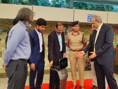 Introducing robots to assist passengers at Coimbatore Airport கோவை விமான நிலையத்தில் இனி பயணிகள் பரிதவிக்க வேண்டாம்  உதவுவதற்காக காத்திருக்கிறது ரோபோக்கள்..!