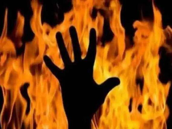 Maharashtra: नशे में धुत पति ने पिटाई के बाद बेहोश पत्नी को जिंदा जलाया, पुलिस ने किया गिरफ्तार Maharashtra: नशे में धुत पति ने पिटाई के बाद बेहोश पत्नी को जिंदा जलाया, पुलिस ने किया गिरफ्तार