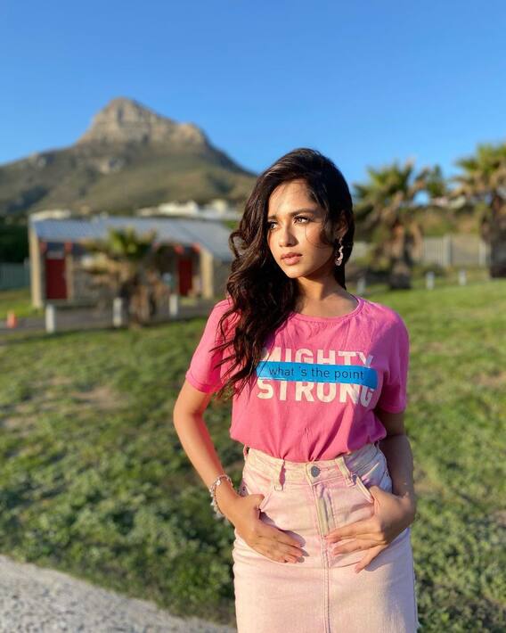 Jannat Zubair Photos: कैपटाउन की सन शाइन में शार्ट्श पहने कुछ यूं चमकती दिखीं जन्नत जुबैर, अदाएं देख आप भी हो जाएंगे फिदा !