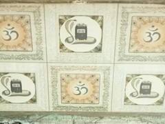 Sitapur News: शौचालय में टाइल्स पर लगी देवी-देवताओं की तस्वीर, बजरंग दल ने की शिकायत, 2 गिरफ्तार