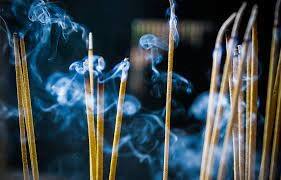 Tips for lighting incense sticks or agarbatti  during worship Puja Path Rules: પૂજા કરતી વખતે આપ પણ કરો છો અગરબતીનો ઉપયોગ તો થઇ જાવ સાવધાન