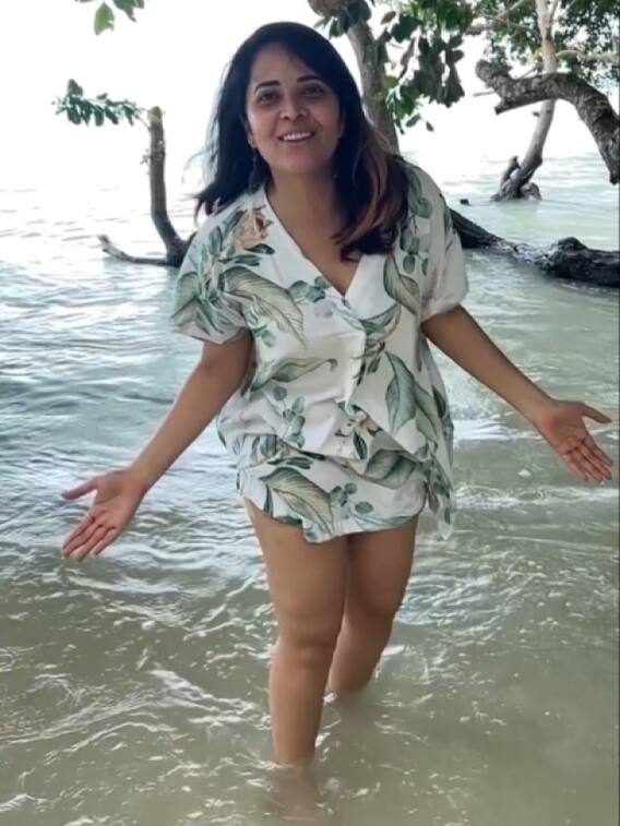 బీచ్‌లో జలకన్యలా అనసూయ, ఇదిగో వీడియో