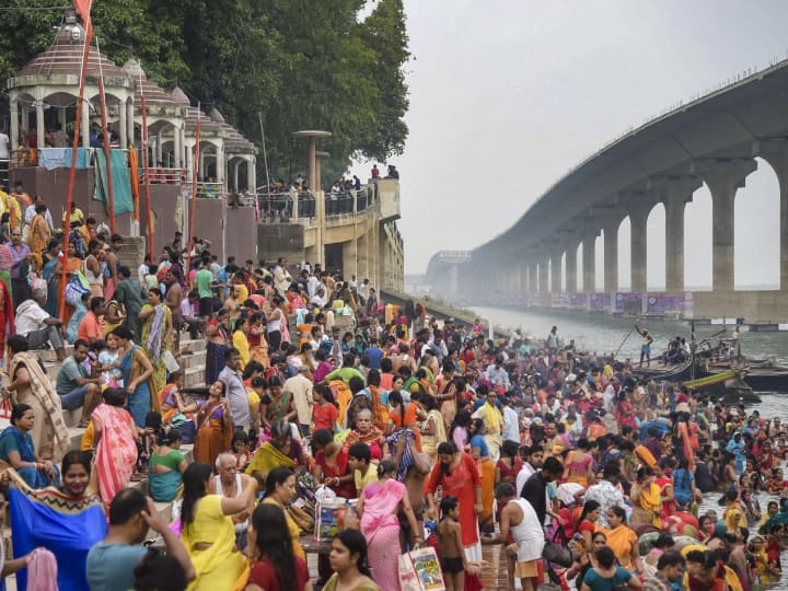 Ganga Dussehra: Crowd of devotees gathered at Ganga Ghats in other cities including Patna ann Ganga Dussehra: पटना समेत बिहार के अन्य गंगा घाटों पर उमड़ी भीड़, आस्था की डुबकी लगाने पहुंचे श्रद्धालुओं से भक्तिमय हुआ महौल