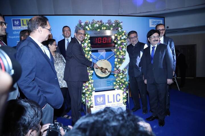 LIC का शेयर 17 मई 2022 को BSE पर स्टॉक 9 फीसदी डिस्काउंट के साथ 867 रुपये और NSE पर 8 फीसदी डिस्काउंट के साथ 872 रुपये पर लिस्ट हुआ. इस आईपीओ की लिस्टिंग पर निवेशकों की नजर लगी हुई थी.