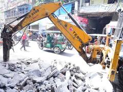 Prayagraj News: कैबिनेट मंत्री की मेयर पत्नी ने अपने ही घर के बाहर बने रैम्प पर चलवाई जेसीबी, हो रही तारीफ