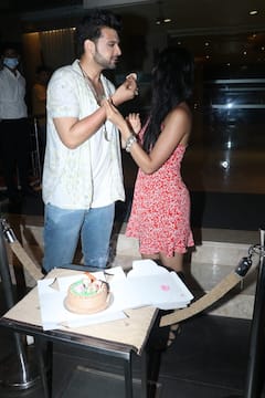 Tejasswi Prakash Birthday Photos : पैपराज़ी के साथ तेजस्वी प्रकाश ने सेलिब्रेट किया अपना बर्थडे, देखें एक्ट्रेस की क्यूट फोटोज़