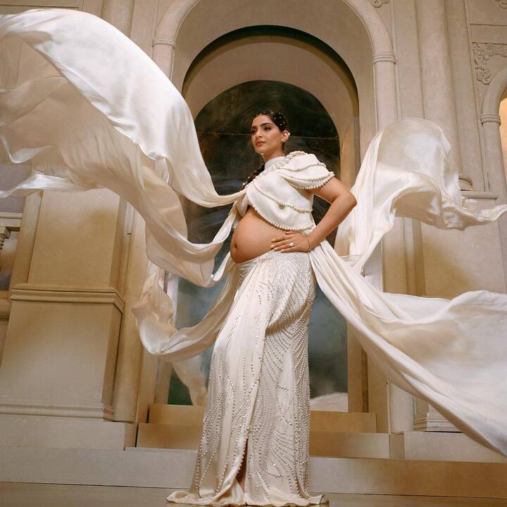 बर्थडे के मौके पर सोनम कपूर का नया प्रेग्नेंसी फोटोशूट सामने आया है. जिसमें एक्ट्रेस अपना बेबी बंप फ्लॉन्ट करती दिख रही हैं.  (Photo Credit-  Abu Jani Sandeep Khosla Instagram )