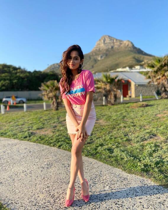 Jannat Zubair Photos: कैपटाउन की सन शाइन में शार्ट्श पहने कुछ यूं चमकती दिखीं जन्नत जुबैर, अदाएं देख आप भी हो जाएंगे फिदा !