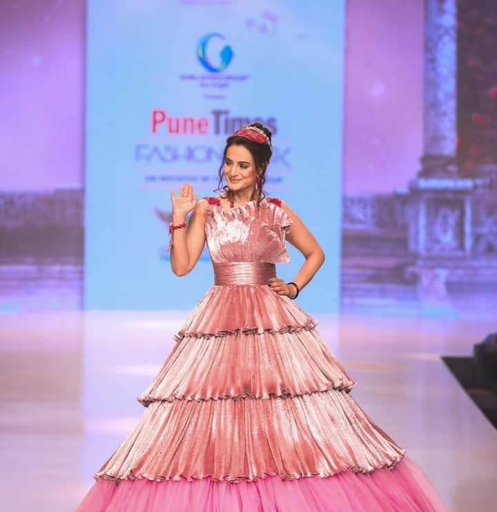 अमीषाला या 'कहो ना प्यार है' चित्रपटात तिच्या वडिलांमुळे भूमिका मिळाली होती. या चित्रपटाच्या यशानंतर 2001 साली आलेल्या 'गदर' चित्रपटातून खऱ्या अर्थाने तिला प्रसिद्धी मिळाली. या चित्रपटात सनी देओलसोबत अमीषाने उत्तम काम केले होते. या चित्रपटासाठी अमीषाला सर्वोत्कृष्ट अभिनेत्रीच्या फिल्मफेअर पुरस्कारासाठी नामांकन मिळाले होते.(photo:ameeshapatel9/ig)