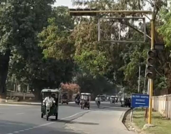 Uttarakhand Bad condition of traffic system in Roorkee, lights were closed for years at 7 intersections ann Roorkee News: रुड़की में ट्रैफिक व्यवस्था का बुरा हाल, 7 चौराहों पर सालों से बंद पड़ी लाइट्स, कोई ठीक करने वाला नहीं