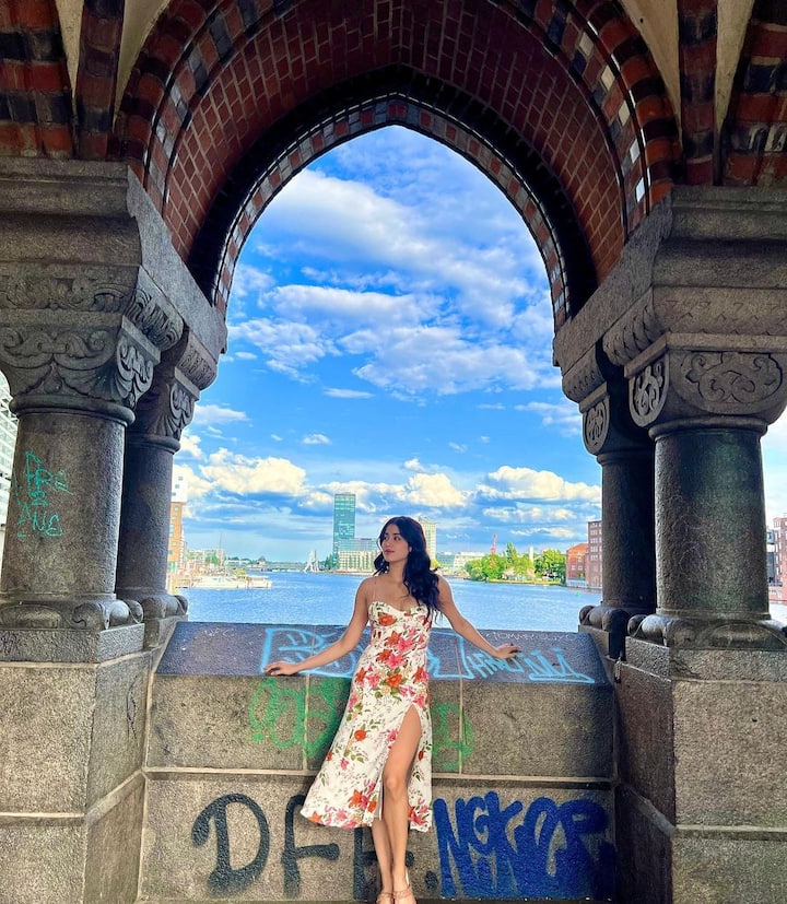 यामध्ये तीने फ्लॉवर प्रिंट हाय थाई स्लिट ड्रेस परिधान केलेला दिसत आहे. (फोटो:/janhvikapoor/ig)