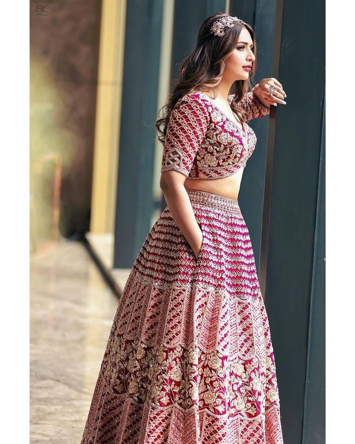 दिव्यांका त्रिपाठी (Divyanka Tripathi) ने मुंबई में एक आलीशान बंगला बनाया है. जिसकी कीमत भी करोड़ों में हैं. इस घर को दिव्यांका और उनके पति ने बेहद ही खूबसूरती से सजाया है.