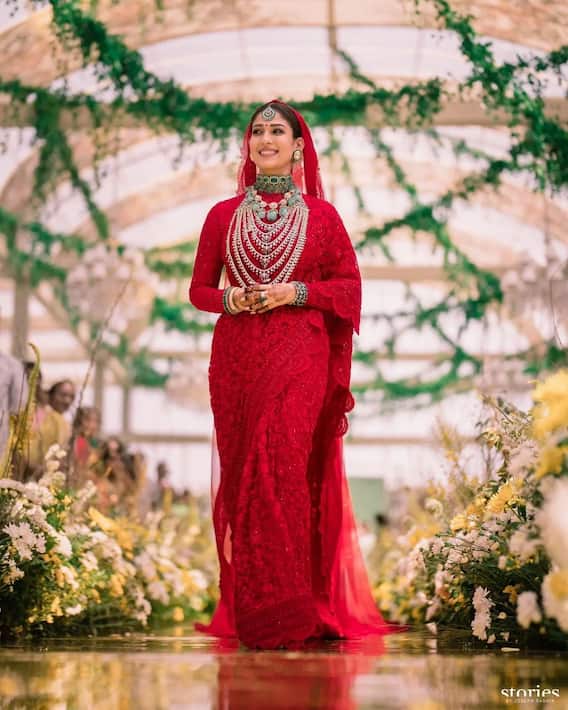 Nayanthara, Vignesh Shivan Wedding : लाल साड़ी में बला की खूबसूरत लगीं नयनतारा, देखें एक्ट्रेस की वेडिंग फोटोज़