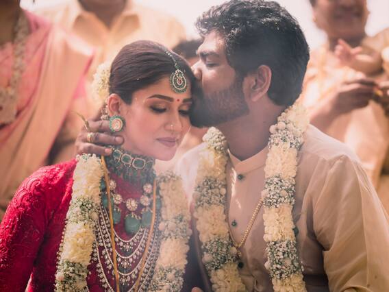 Nayanthara and Vignesh Shivan Wedding : एक दूजे के हुए नयनतारा और विग्रनेश शिवन, सामने आई शादी की पहली खूबसूरत तस्वीर Nayanthara and Vignesh Shivan Wedding : एक दूजे के हुए नयनतारा और विग्रनेश शिवन, सामने आई शादी की पहली खूबसूरत तस्वीर