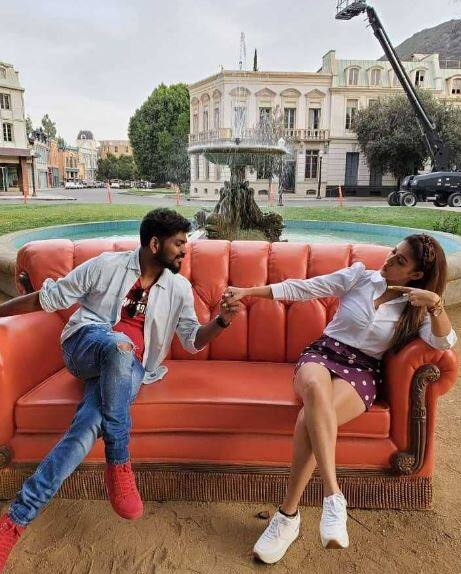 பதினாறு வயதான பருவத்தில் எல்லோர்க்கும் படர்கின்ற காதல் அதிசியம்