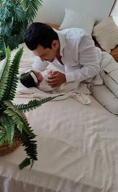 Pics: आदित्य नारायण ने बेटी त्विषा संग लेटेस्ट फोटोशूट की तस्वीर की शेयर, लाडली की मासूमियत जीत लेगी आपका दिल