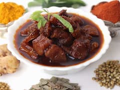 Chicken Pickel: చికెన్ నిల్వ పచ్చడి చేసేయండిలా, టేస్టులో కర్రీని మించిపోతుంది