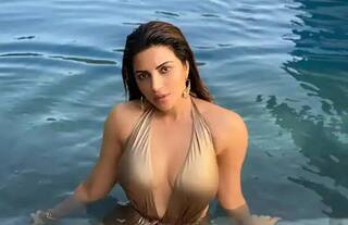 40ની ઉંમરે શમા સિકન્દરે તોડી બૉલ્ડનેસની તમામ હદો, રિસોર્ટમાં પિન્ક બિકીનીમાં કરાવ્યુ બૉલ્ડ ફોટોશૂટ