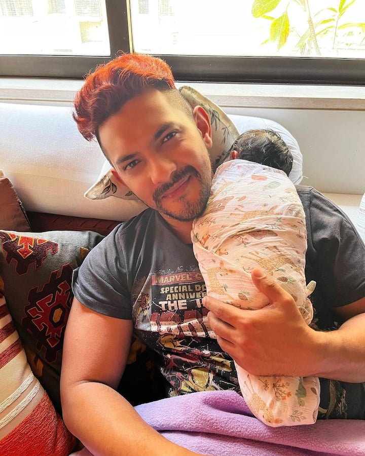 सिंगर और टीवी होस्ट आदित्य नारायण (Aditya Narayan) 24 फरवरी 2022 को पहली बार पिता बने थे और तब से वह अपनी नई दुनिया में जी रहे हैं.