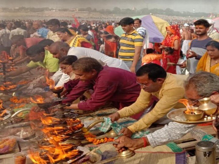 Prayagraj News: गंगा दशहरा पर संगम पर उमड़ा श्रद्धालुओं का हुजूम, आस्था की डुबकी लगाने के साथ भक्तों ने की महामारी खत्म करने की प्रार्थना