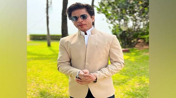 Shah Rukh Khan recovers from Covid-19, visits Mahabalipuram to attend Nayanthara's wedding Shah Rukh Khan : করোনামুক্ত শাহরুখ, যোগ দিলেন সহ-অভিনেত্রীর বিয়েতে