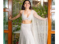 Rashmika Mandanna Hot Photos: पुष्पा एक्ट्रेस रश्मिका मंदाना ने बोल्ड फोटो से इंटरनेट पर लगाई आग, फैंस बोले 'Fire' है