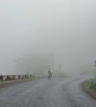 सातारा जिल्ह्यात जोरदार पाऊस, महाबळेश्वरमधील पसरणी घाटात धुके