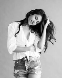 Dishani Chakraborty PHOTOS: મિથુનની વહુ જ નહીં, દીકરી પણ છે ખૂબ બોલ્ડ, સ્ટાઈલમાં સ્ટાર કિડ્સને પણ આપે છે ટક્કર