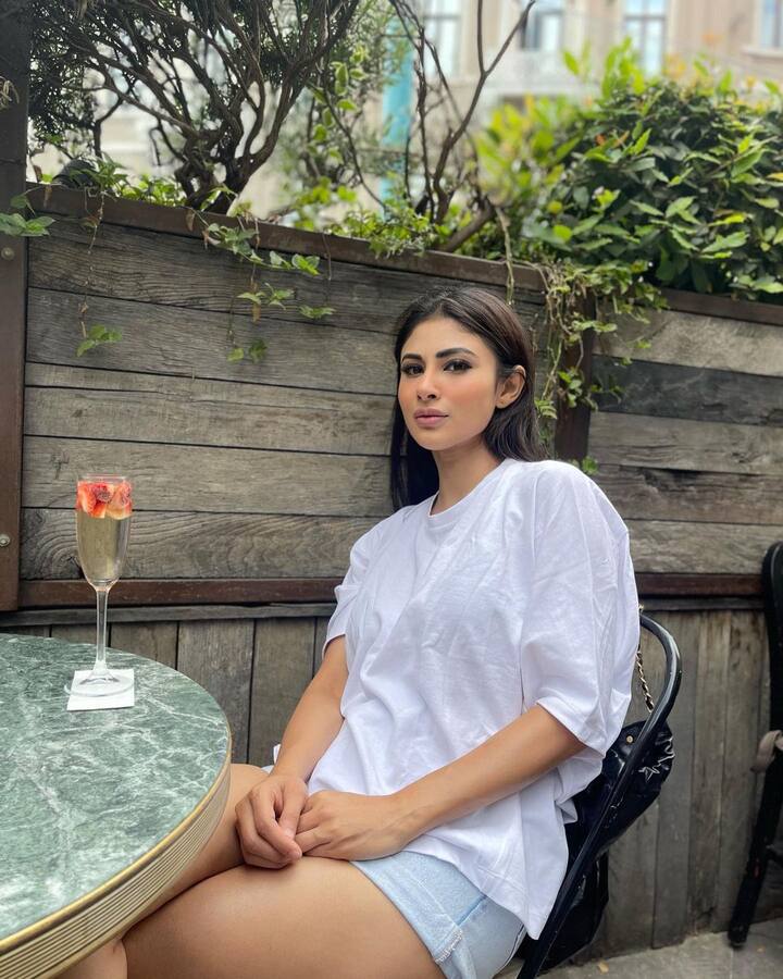 మౌనిరాయ్ బ్యూటిఫుల్ పిక్స్ -Image Credit: MouniRoy/Instagram