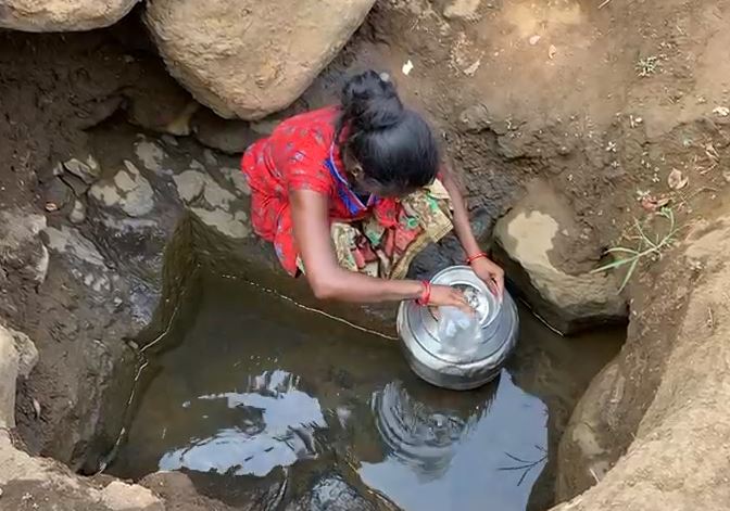 4 किमी पायपीट, तरिही नशीबात मात्र दुषित पाणीच; पालघरमधील काही तालुक्यात भीषण पाणी टंचाई