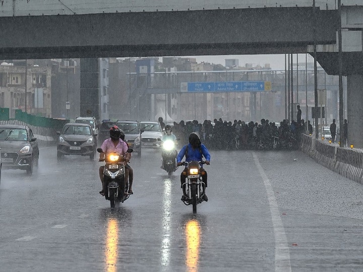 Heavy rains in Mumbai before monsoon, local services affected due to rains, flooding મોનસૂન પહેલા મુંબઈમાં ધોધમાર વરસાદ, મેઘમહેરને પગલે લોકલ સેવા પ્રભાવિત, ઠેર-ઠેર પાણી ભરાયા