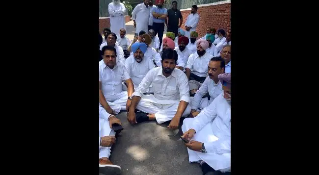 ਪ੍ਰਧਾਨ ਰਾਜਾ ਵੜਿੰਗ ਸਮੇਤ ਪੰਜਾਬ ਕਾਂਗਰਸ ਦੇ 67 ਵਿਧਾਇਕਾਂਂ, ਸਾਬਕਾ ਵਿਧਾਇਕਾਂ 'ਤੇ ਪਰਚਾ ਦਰਜ