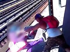 New York: 52 ਸਾਲਾ ਔਰਤ ਨੂੰ ਸ਼ਖ਼ਸ ਨੇ ਰੇਲ ਪਟੜੀ 'ਤੇ ਸੁੱਟਿਆ, ਦੇਖੋ ਦਿਲ ਦਹਿਲਾ ਦੇਣ ਵਾਲੀ ਇਹ Video