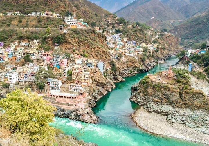 ऋषिकेश, उत्तराखंड - मां गंगा के किनारे बसा ये शहर ना सिर्फ खूबसूरत है बल्कि धार्मिक लिहाज से बेहद पवित्र माना जाता है. ऋषिकेश में भी डेस्टिनेशन वेडिंग के ढेरों ऑप्शन मौजूद हैं जहां आप गंगा किनारे प्रकृति के खूबसूरत नजारों के बीच अपने साथी के साथ शादी के पवित्र रिश्ते में बंध सकते हैं.