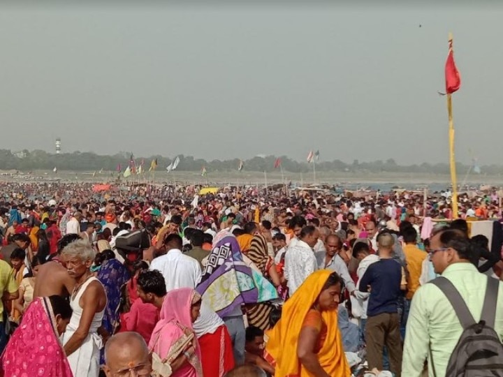 Prayagraj News: गंगा दशहरा पर संगम पर उमड़ा श्रद्धालुओं का हुजूम, आस्था की डुबकी लगाने के साथ भक्तों ने की महामारी खत्म करने की प्रार्थना