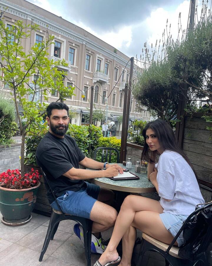 నాగిని సీరియల్ వల్ల మౌనిరాయ్ హిందీ ప్రేక్షకులకే కాదు, తెలుగు, తమిళ ప్రజలకు కూడా పరిచయం అయిపోయింది. -Image Credit: MouniRoy/Instagram