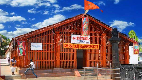 दंतेश्वरी मंदिर - ये मंदिर बस्तर जिले के दंतेवाड़ा इलाके में मौजूद है. दंतेश्वरी माता के मंदिर की स्थापना 14वीं शताब्दी में की गई थी. ये मंदिर माता के 52 शक्तिपीठों में से एक है और हर साल अपनी मनोकामना लेकर हजारों श्रद्धालु यहां दर्शन के लिए पहुंचते हैं. मान्यता है कि यहां देवी सती का दांत गिरा था इसी वजह से इसे दंतेश्वरी मां का मंदिर कहा जाता है.