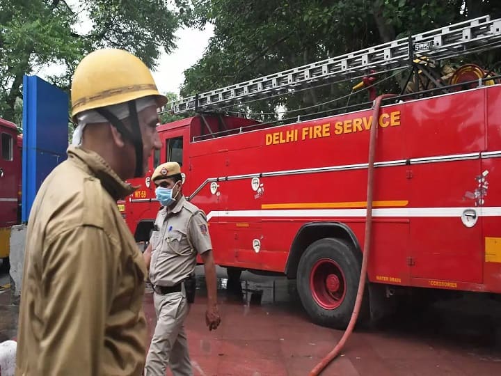 A fire broke out in a building in Batla House area, 9 people injured Delhi News: बाटला हाउस इलाके की एक बिल्डिंग में लगी भीषण आग, हादसे में हुए 9 लोग घायल