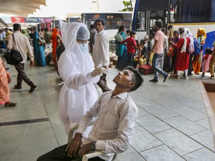 Mumbai Corona Update Over 100 hospitalised in a day due to Covid in Mumbai and 2 patient died ગુજરાતને અડીને આવેલા આ મોટા શહેરમાં કોરોનાએ માર્યો ફૂંફાડો, એક જ દિવસમાં 100 લોકોને કરવા પડ્યા દાખલ