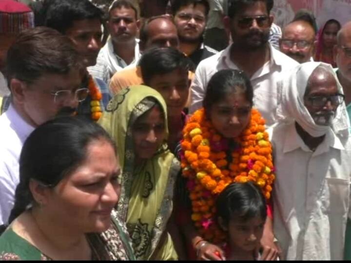 Amethi Uttar Pradesh On initiative of Union Minister Smriti Irani student Neetu Maurya left for ISRO ANN Amethi की बेटी का सपना हुआ पूरा, केंद्रीय मंत्री स्मृति ईरानी के साथ ISRO जाने के लिए हुई रवाना, जाहिर की थी इच्छा