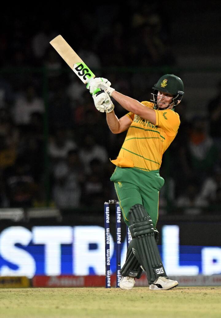 IND vs SA, Match Highlights:  डेविड मिलर आणि रॅसी वॅन डर डुसेन यांच्या वादळी अर्धशतकाच्या जोरावर दक्षिण आफ्रिकेनं भारताचा सात गड्यांनी पराभव केला. भारताने दिलेले 212 धावांचे आव्हान दक्षिण आफ्रिकाने सात गडी आणि पाच चेंडू राखून पूर्ण केले. दक्षिण आफ्रिकेकडून डेविड मिलर आणि डुसेन यांनी मॅच विनिंग खेळी केली. ईशान किशनची 76 धावांची खेळी व्यर्थ केली. या विजयासह दक्षिण आफ्रिकेनं पाच सामन्याच्या मालिकेत 1-0 ने आघाडी घेतली.