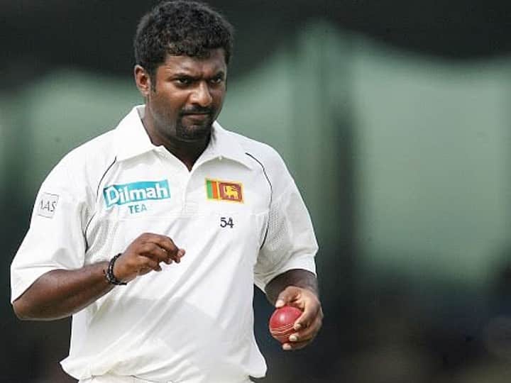 मुथैया मुरलीधरन टेस्ट क्रिकेट में सबसे ज्यादा विकेट लेने वाले गेंदबाज हैं. इन्होंने 800 विकेट लिए हैं. मुरलीधरन का बॉलिंग एवरेज 22.72 रहा है यानी लगभग हर 22 रन खर्च करने के बाद श्रीलंका के इस स्पिनर को एक विकेट हासिल हुआ है.