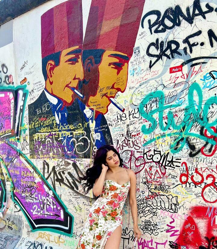 जान्हवी कपूर लवकरच 'रणभूमी', 'तख्त', 'गुड लक जेरी', 'मिस्टर अँड मिसेस माही' आणि 'बावल'मध्ये दिसणार आहे.(फोटो:/janhvikapoor/ig)