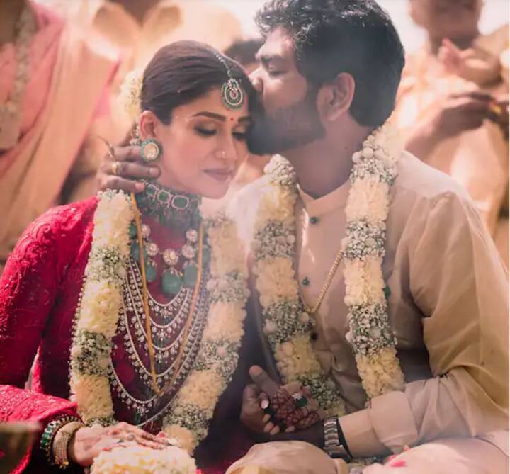 ਸਾਊਥ ਦੀ ਸੁਪਰਸਟਾਰ ਅਦਾਕਾਰਾ ਨਯਨਤਾਰਾ (Nayanthara) ਆਪਣੇ ਬੁਆਏਫ੍ਰੈਂਡ ਵਿਗਨੇਸ਼ ਸ਼ਿਵਨ ਨਾਲ ਵਿਆਹ ਦੇ ਬੰਧਨ 'ਚ ਬੱਝ ਗਈ ਹੈ। ਵਿਗਨੇਸ਼ ਨੇ ਆਪਣੇ ਇੰਸਟਾਗ੍ਰਾਮ 'ਤੇ ਵਿਆਹ ਦੀ ਪਹਿਲੀ ਖੂਬਸੂਰਤ ਤਸਵੀਰ ਸ਼ੇਅਰ ਕੀਤੀ ਹੈ, ਜਿਸ 'ਚ ਵਿਗਨੇਸ਼ ਆਪਣੀ ਪਤਨੀ ਨੂੰ ਕਿੱਸ ਕਰਦੇ ਨਜ਼ਰ ਆ ਰਹੇ ਹਨ।