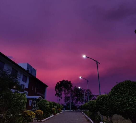 गुलाबी रंगात रंगली पुण्याची सायंकाळ