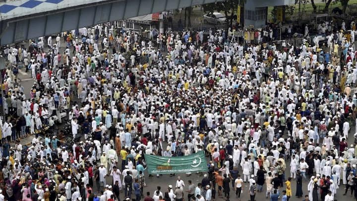 পয়গম্বর বিতর্কের আঁচ শহর কলকাতাতেও। শুক্রবার কয়েকশো মানুষের জমায়েত দেখা গেল সেখানে। প্রাক্তন বিজেপি নেত্রী নূপুর শর্মা এবং দল থেকে বহিষ্কৃত নবীন জিন্দলের মন্তব্যের বিরুদ্ধে প্রতিবাদ মিছিল।
