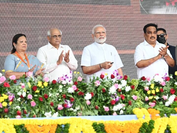 Gujarat PM Modi inaugurated and laid foundation stone of many development projects See full list of programs PM Modi in Gujarat: गुजरात पहुंचे पीएम मोदी, कई विकास परियोजनाओं का किया उद्घाटन और शिलान्यास
