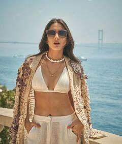 Sara Ali Khan Pics: क्रॉप टॉप में दिखी सारा अली खान की पतली कमर, स्टाइलिश लुक के साथ फैंस पर गिरा रहीं बिजलियां