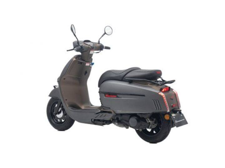 या दोन्ही स्कूटर 2.99 लाख रुपये एक्स-शोरूमच्या प्रारंभिक किमतीत लॉन्च करण्यात आल्या आहेत. यातील आपण  Sixties 300i स्कूटरबद्दल माहिती जाणून घेणार आहोत.