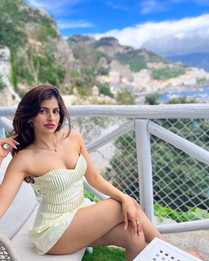 साक्षी मॉडलिंग की दुनिया का जाना-पहचाना नाम है. अमाल्‍फी से एक्‍ट्रेस ने कई तस्‍वीरें शेयर कर वहां की खूबसूरती की झलक दिखलाई है.
